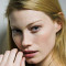 Toda la información sobre la actriz Alyssa Sutherland