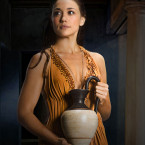 Jenna Lind como Kore en la serie 'Spartacus'