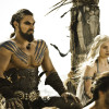 Khal Drogo (Jason Momoa) y Daenerys Targaryen (Emilia Clarke) en 'Juego de Tronos'