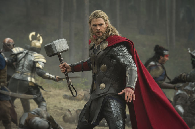 Chris Hemsworth es Thor en 'Thor: El mundo oscuro'