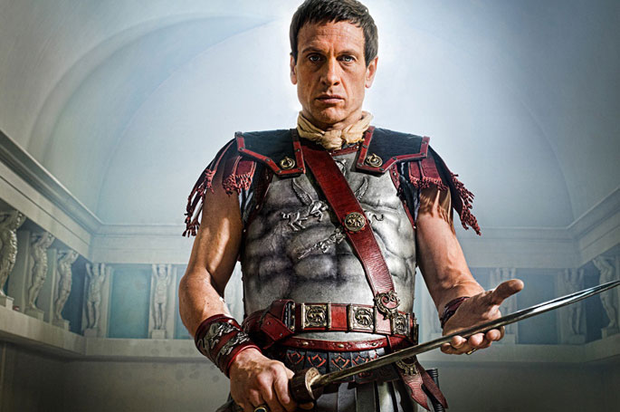 Simon Merrells como Marcus Crassus en la serie 