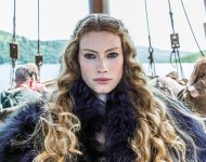Aslaug (Alyssa Sutherland) en Vikingos