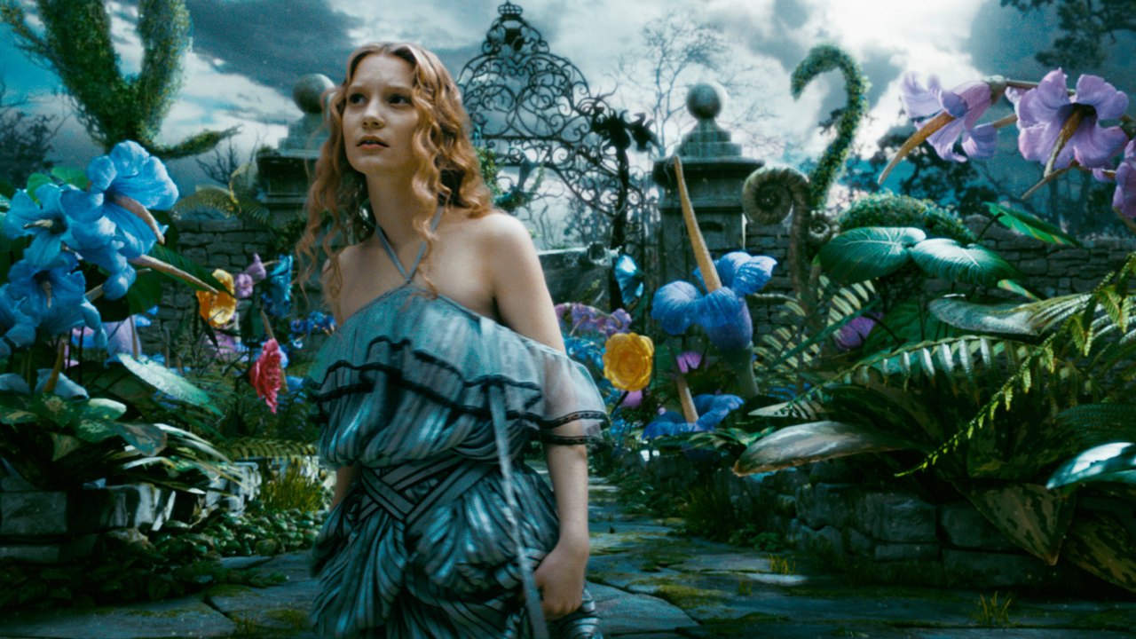 Anne Hathaway y Bonham Carter en 'Alice in Wonderland'