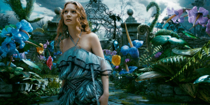Anne Hathaway y Bonham Carter en 'Alice in Wonderland'