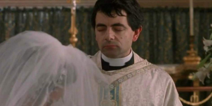 Escena de Cuatro bodas y un funeral - Rowan Atkinson oficiando una boda