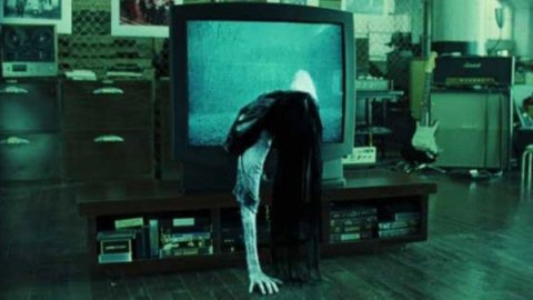 Escena de The Ring - Samara saliendo de la televisión