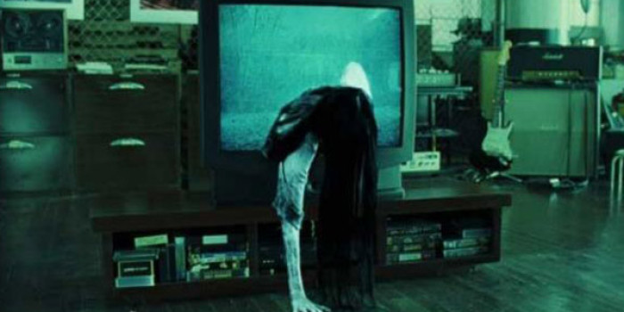 Escena de The Ring - Samara saliendo de la televisión