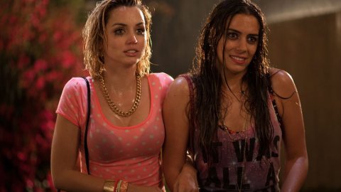 Keanu Reeves es torturado por femme fatales: Tráiler de Knock Knock!