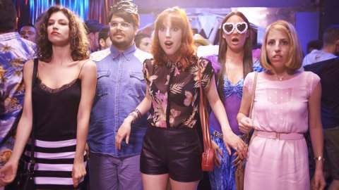 Teaser tráiler de Cómo sobrevivir a una despedida, con Natalia de Molina y Úrsula Corberó