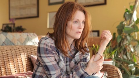 Tráiler en español de Siempre Alice, con Julianne Moore, Alec Baldwin, Kristen Stewart y Kate Boswor